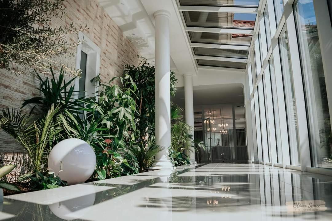 Hotel Millenium Ґура-Мотична Екстер'єр фото