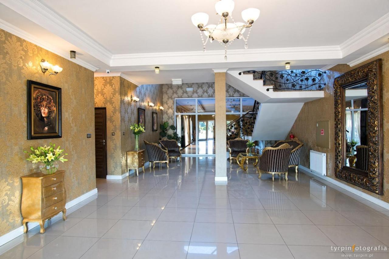 Hotel Millenium Ґура-Мотична Екстер'єр фото