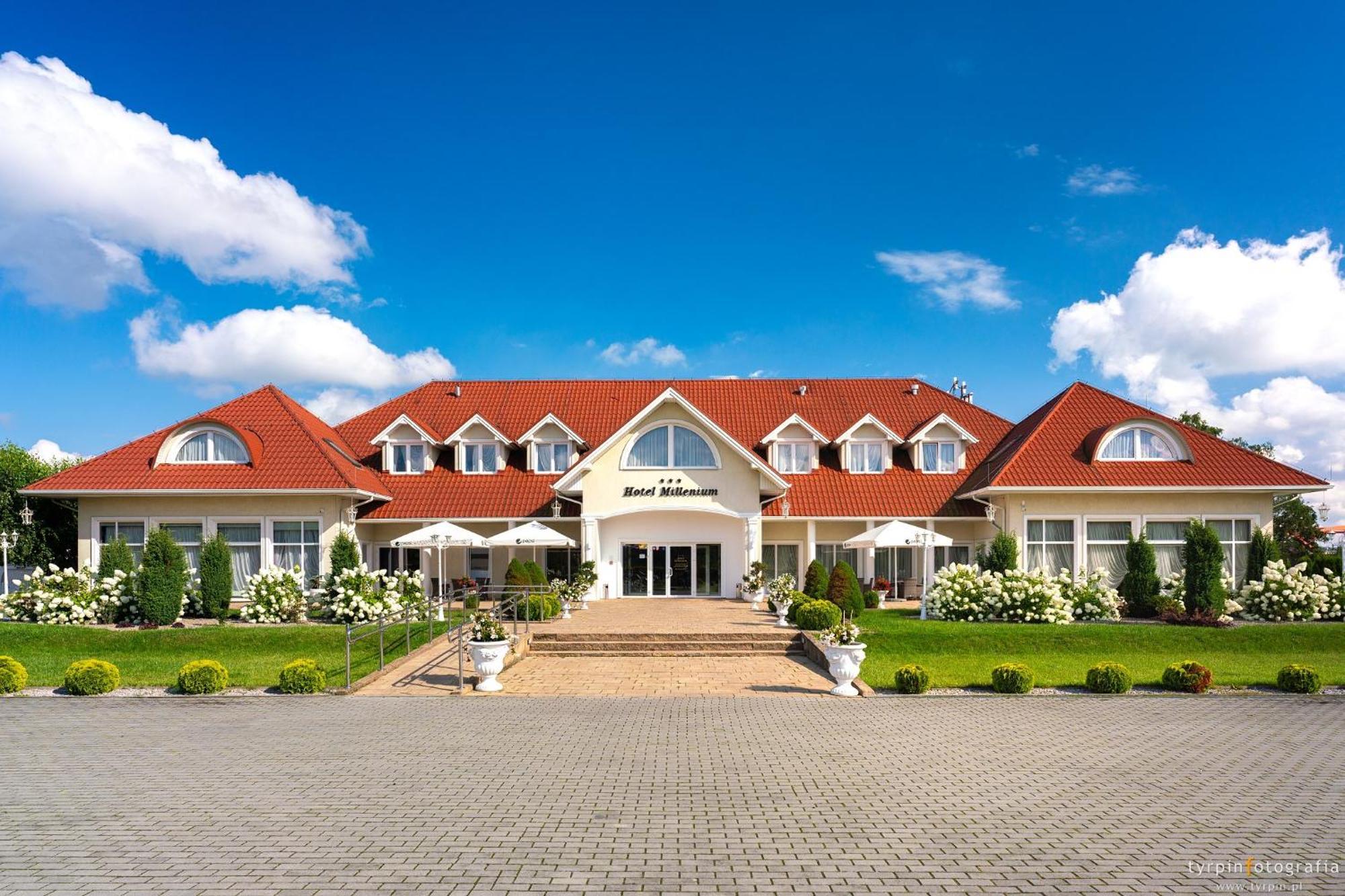 Hotel Millenium Ґура-Мотична Екстер'єр фото