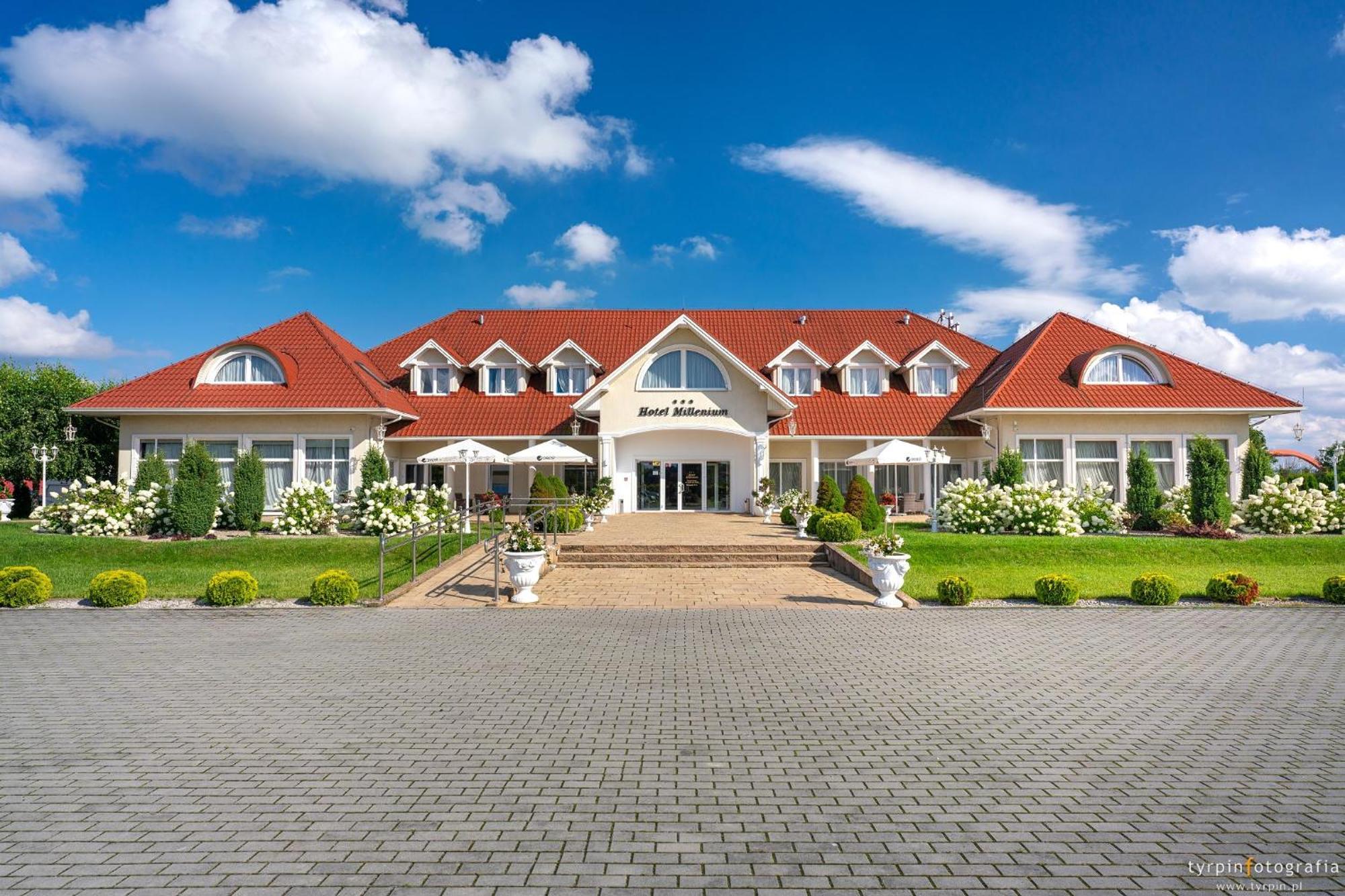 Hotel Millenium Ґура-Мотична Екстер'єр фото