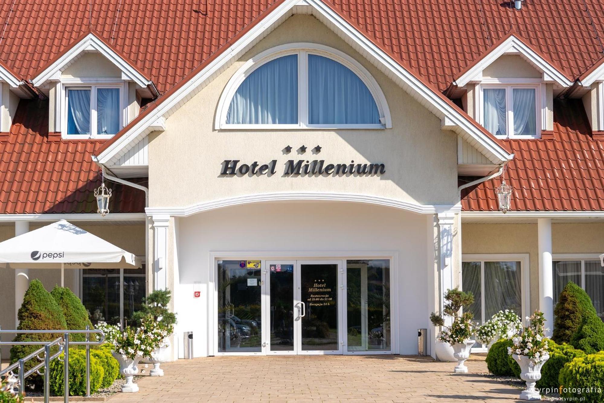 Hotel Millenium Ґура-Мотична Екстер'єр фото